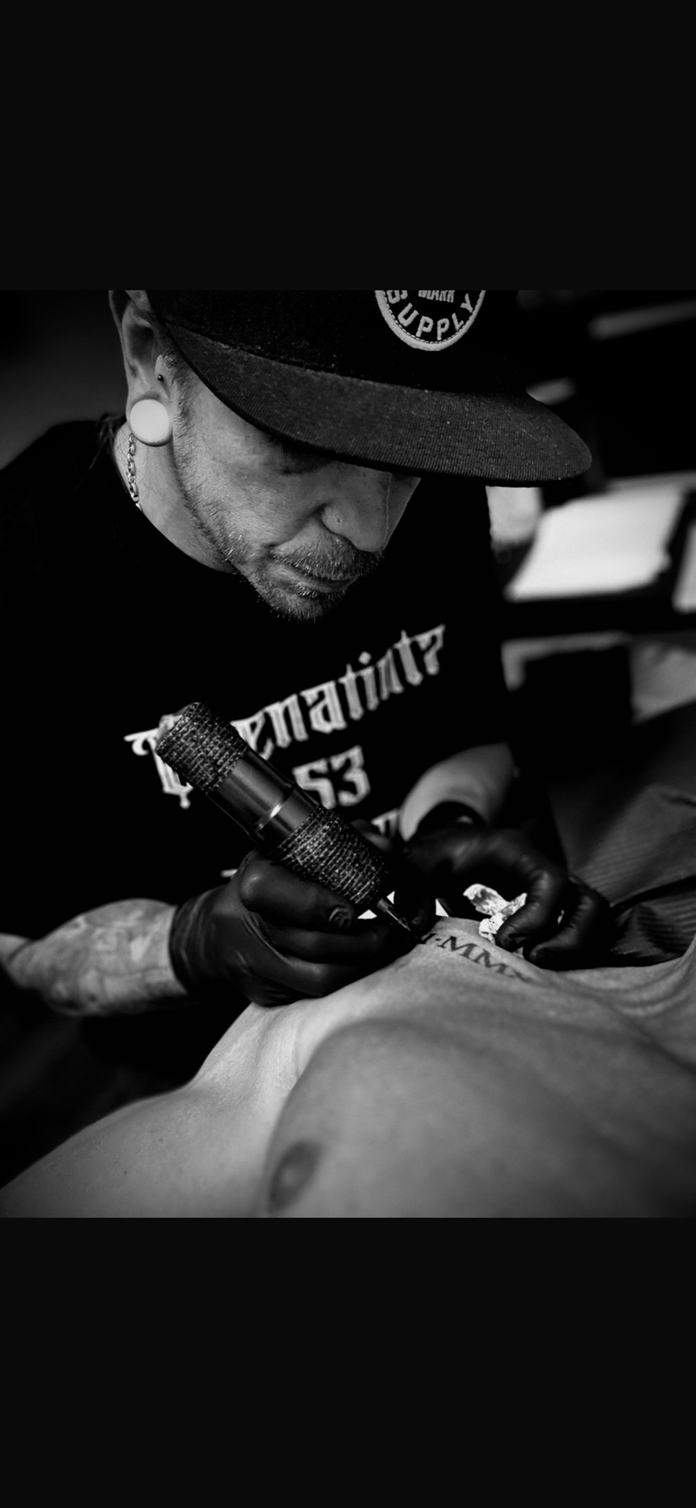 John Paul Curtis tattooing a client at Buenatinta 53 Tattoo