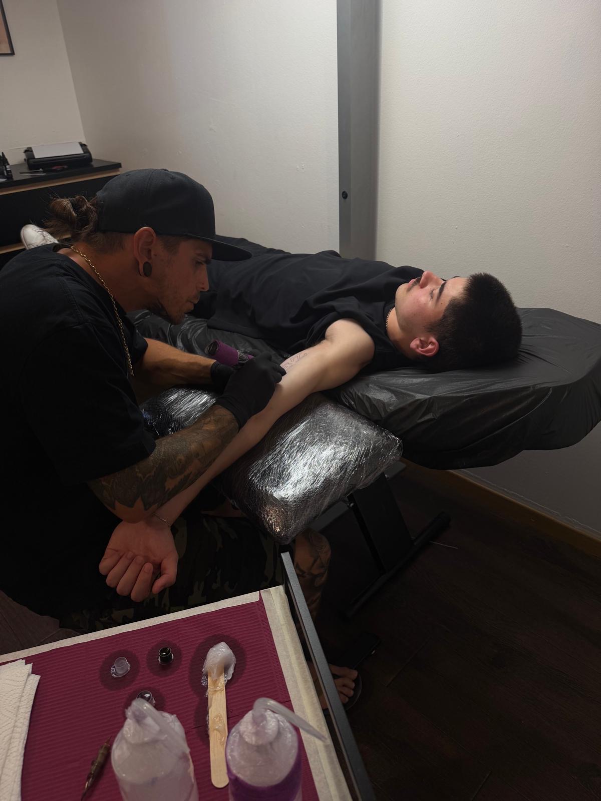 John Paul Curtis at work in Buenatinta 53 Tattoo